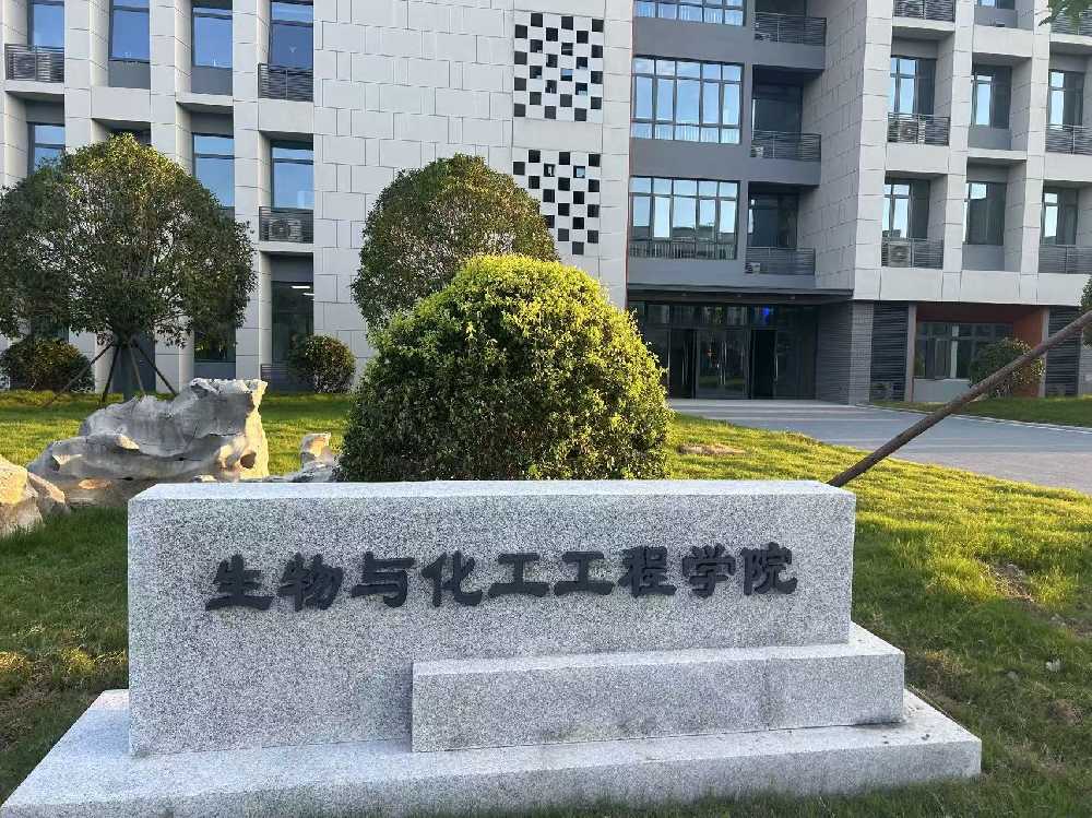 类乌齐县扬州职业大学体育场高杆灯项目